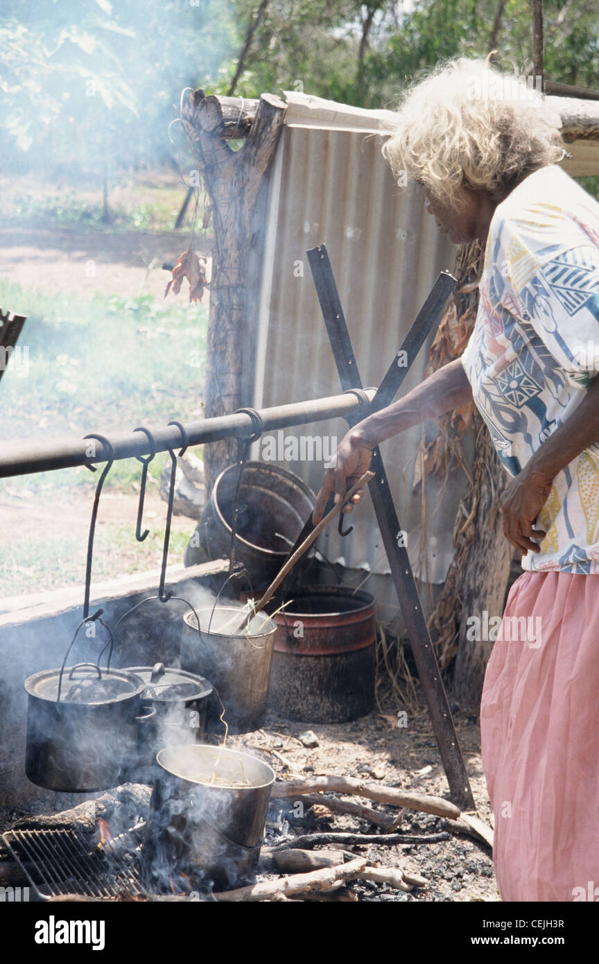 Aborigine-Frau Kochen im Freien in Bathurst, Tiwi Islands, Australien Stockfoto