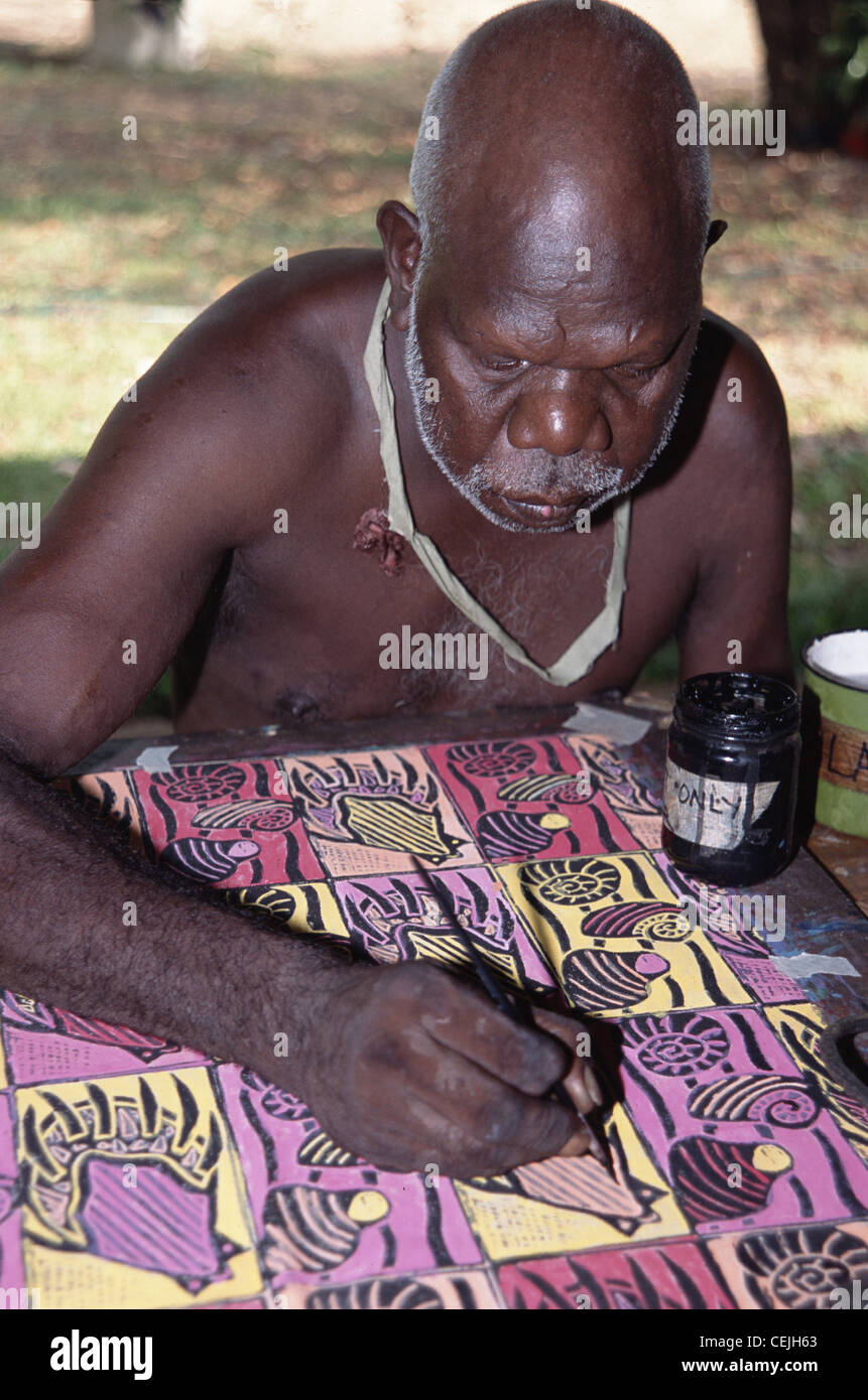 Aborigine-Mann und Tiwi Kunst in Bathurst, Tiwi Islands, Australien Stockfoto