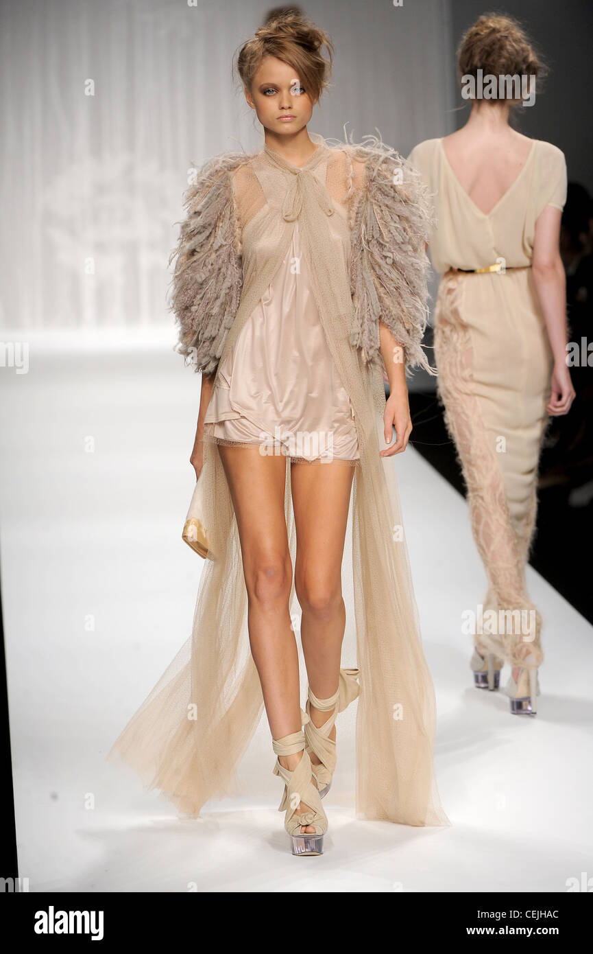 Fendi Milan bereit zu tragen Frühjahr Sommer einen staubigen rosa satin Halternecked baggy Strampelanzug ein staubiges rosa net Flolength fließenden top Stockfoto