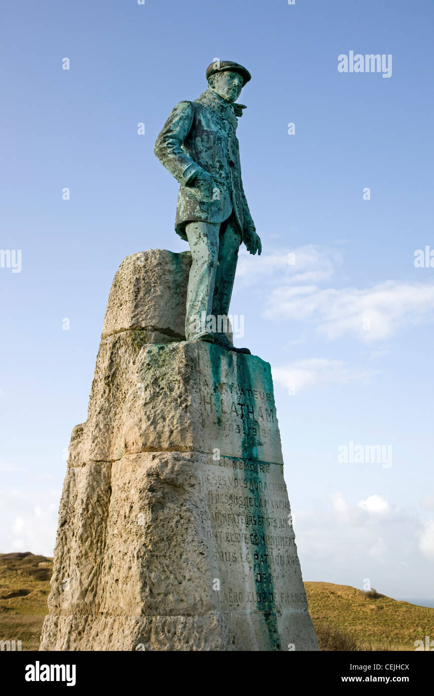 Statue von Hubert Latham, erste französische Luftfahrtpionier überqueren den Ärmelkanal in einem Flugzeug im Jahr 1909, Cap Blanc Nez, Frankreich Stockfoto