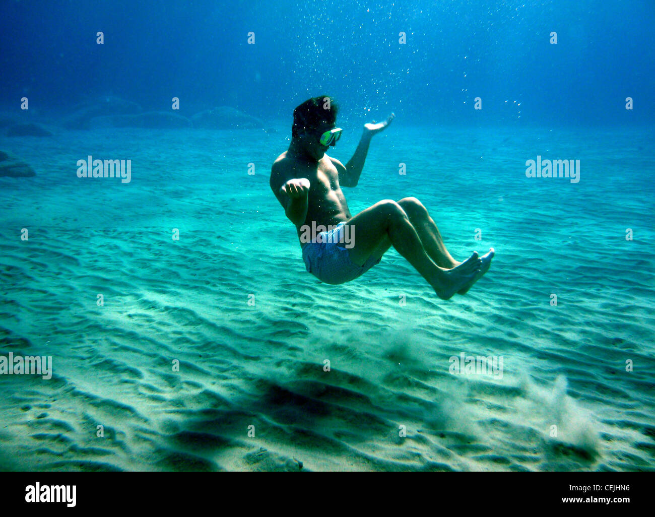 Schwimmer unter Wasser Akrobatik auf Meeresboden Stockfoto