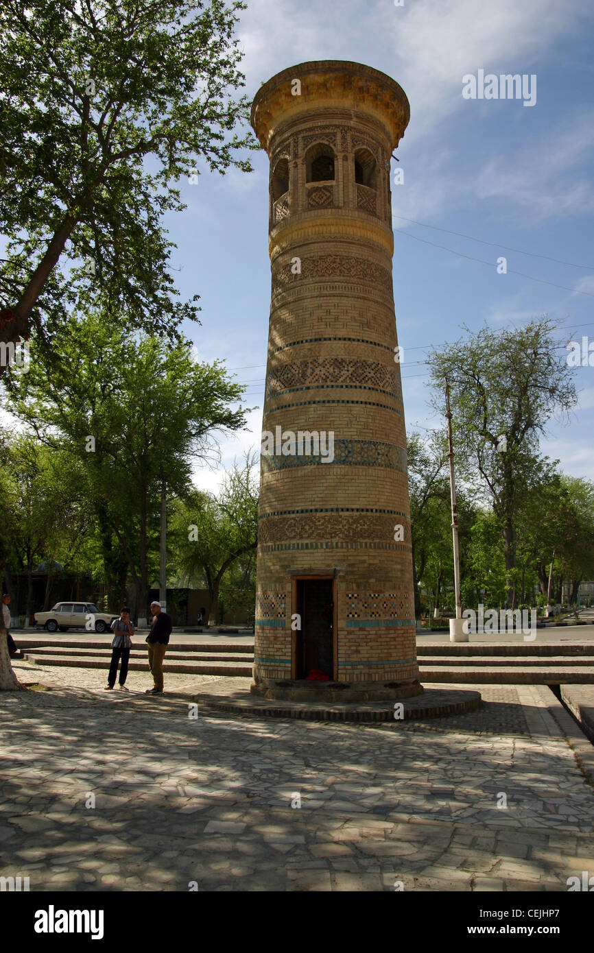 Die Bolo Hauz Moschee und Minarett wurden im Jahre 1718 in Buchara, Usbekistan gebaut. Stockfoto