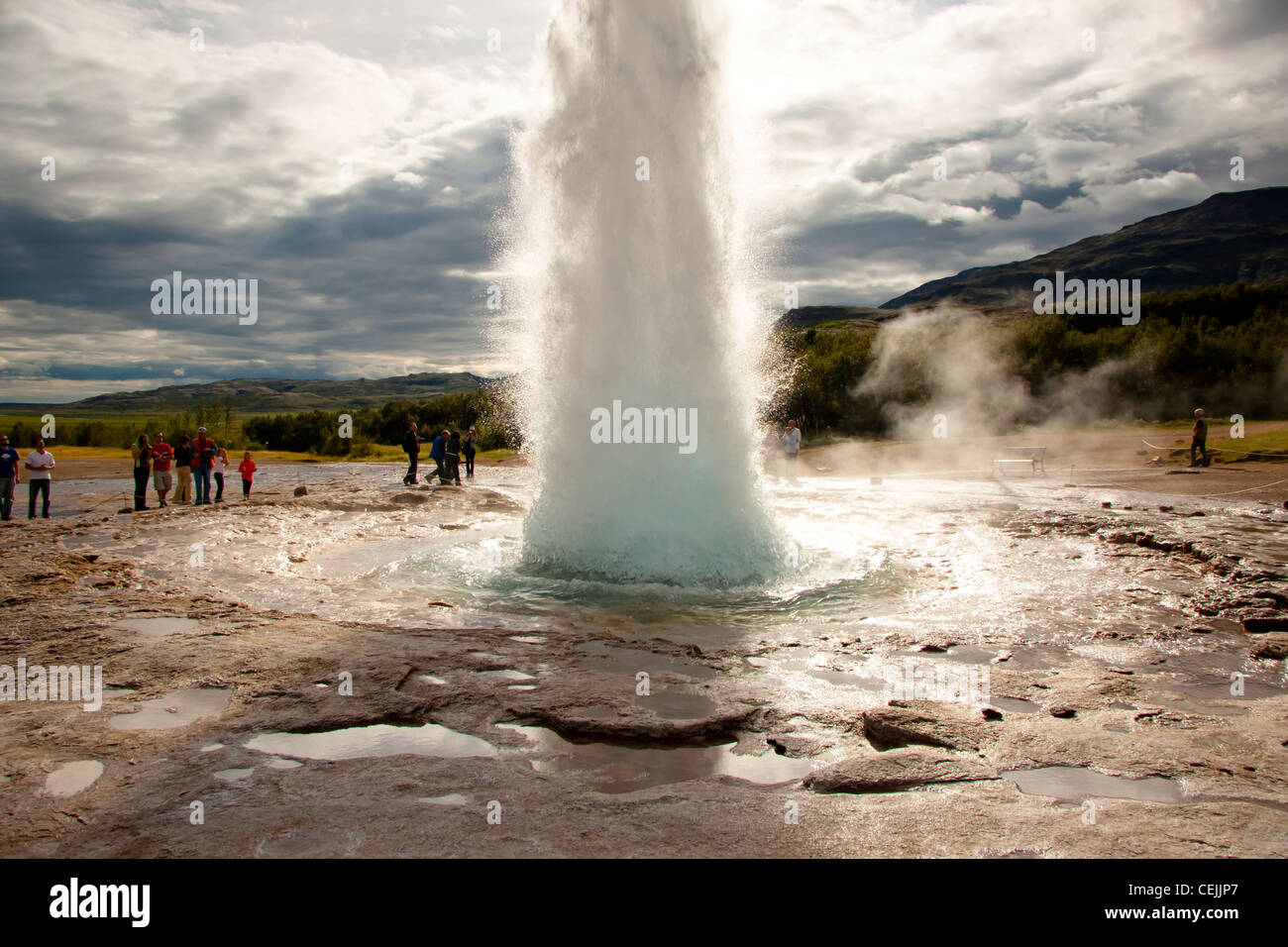 Die berühmten strokkur Geysir - Island. Sommer sonnigen Tag. Stockfoto