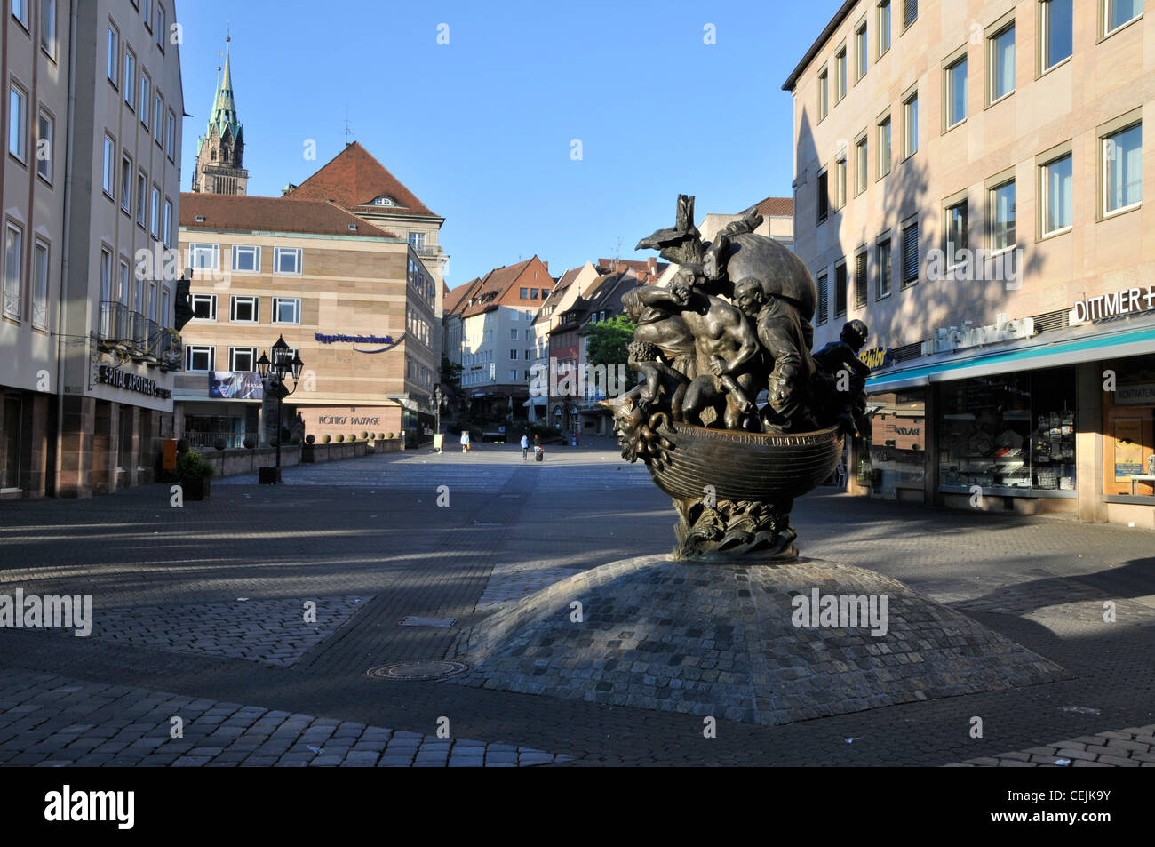 Ein Denkmal für das Schiff des verrückten Mannes oder das „Schiff der Narren“ in Plobenhofstraße, einer der Haupteinkaufsstraßen in Nürnberg, Deutschland Stockfoto