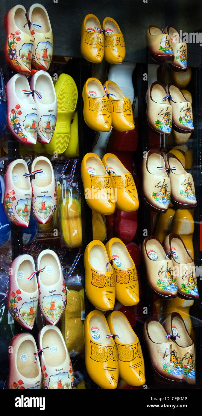 Fenster mit holländische Holzschuhe in verschiedenen Farben und Größen zum Verkauf als souvenir Stockfoto