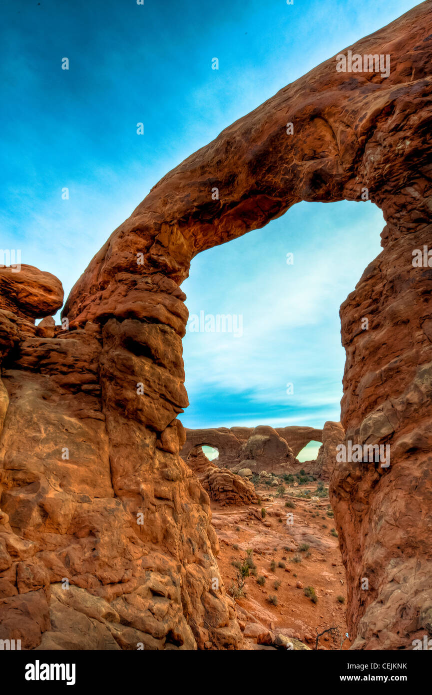 Von der Ostseite des Nord-Fensters können Sie Turret Arch fotografieren. Großer Sonnenaufgang erschossen. Arches-Nationalpark, Utah. Stockfoto