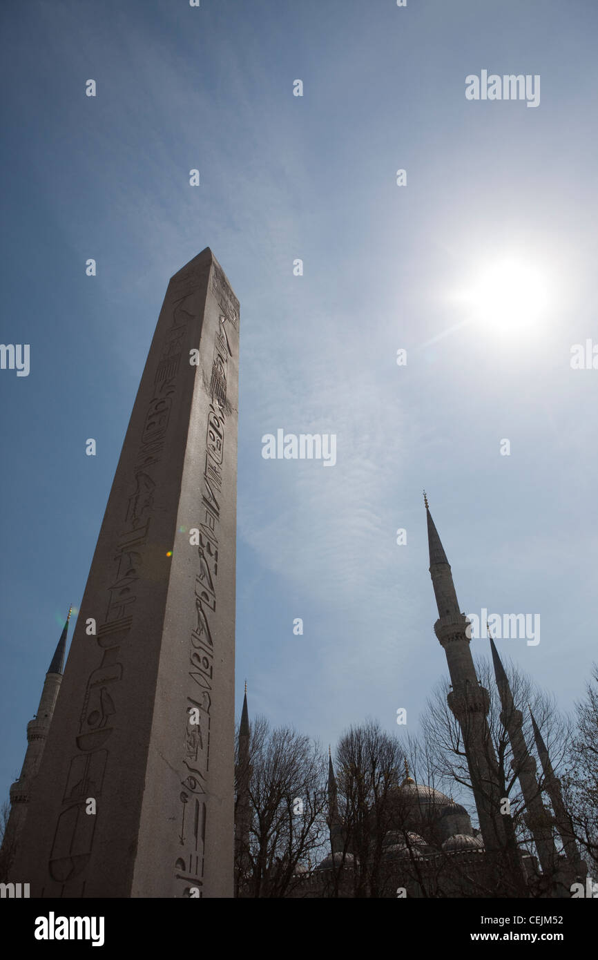 Ein alter ägyptischer Obelisk steht am Stadtplatz von Istanbul im Stadtteil Sultanahmet. Stockfoto