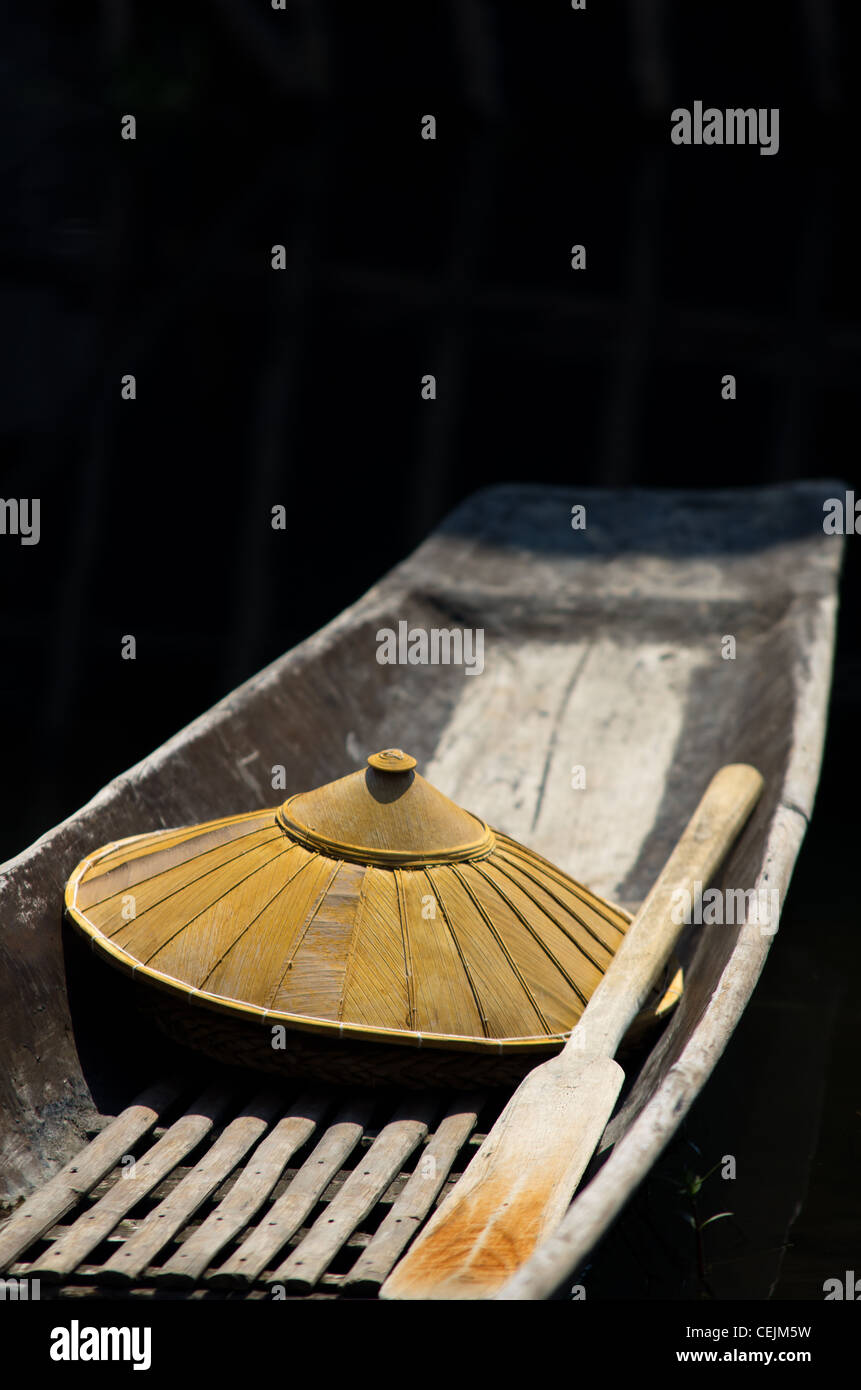 Eine burmesische Hut auf einem kleinen Holzboot in Inle-See, Myanmar Stockfoto