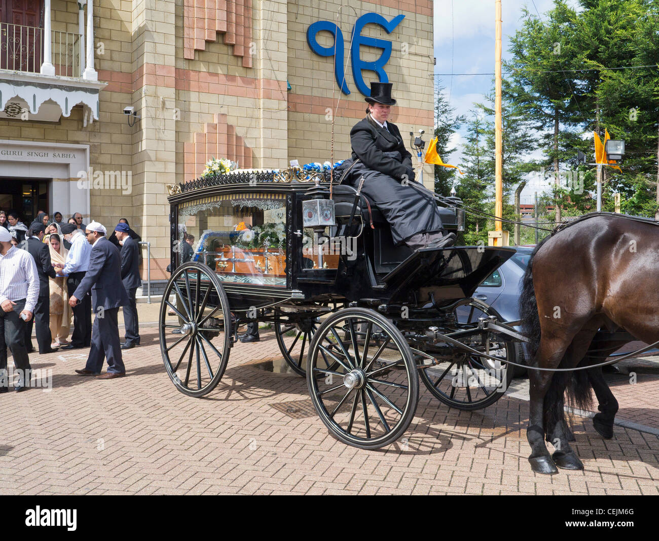 Horse Drawn Beerdigung Beförderung im Sikh-Tempel in Hounslow London Stockfoto