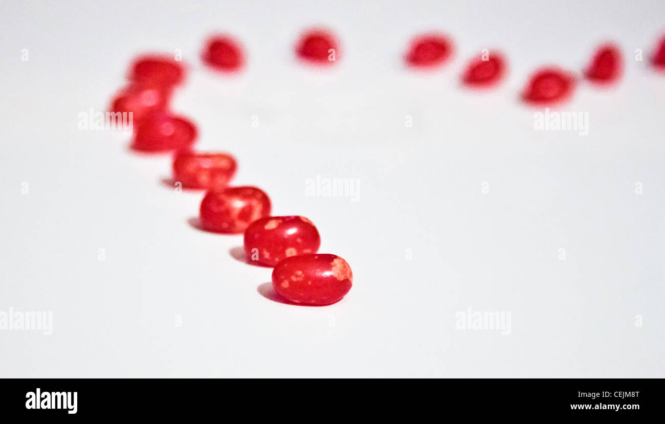 Roten herzförmigen Bonbons gegen weiß Stockfoto