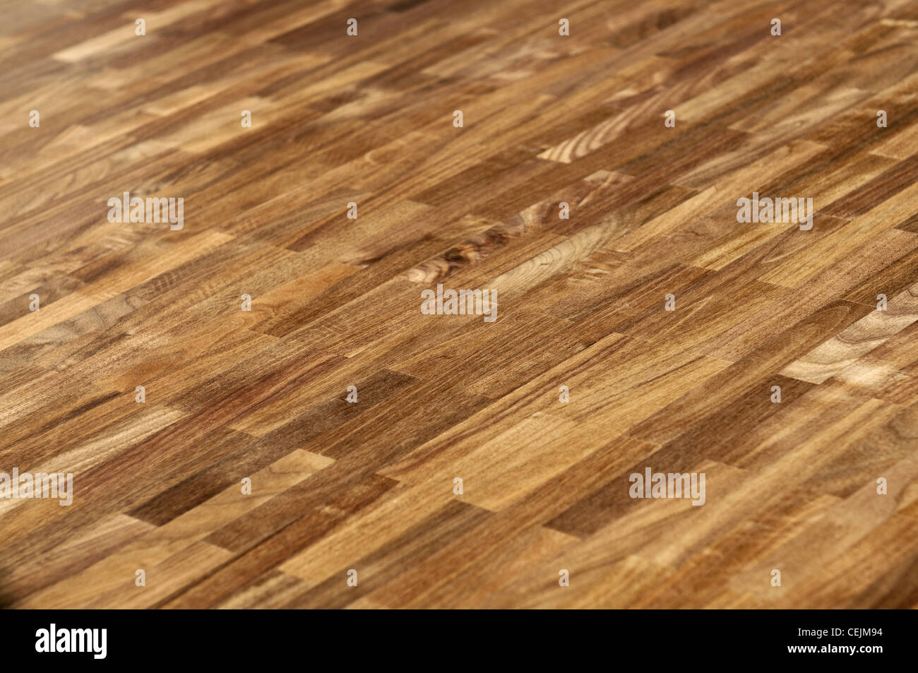 Holzstruktur - Parkettboden vom natürlichen amerikanischem Nussbaumholz gebildet Stockfoto