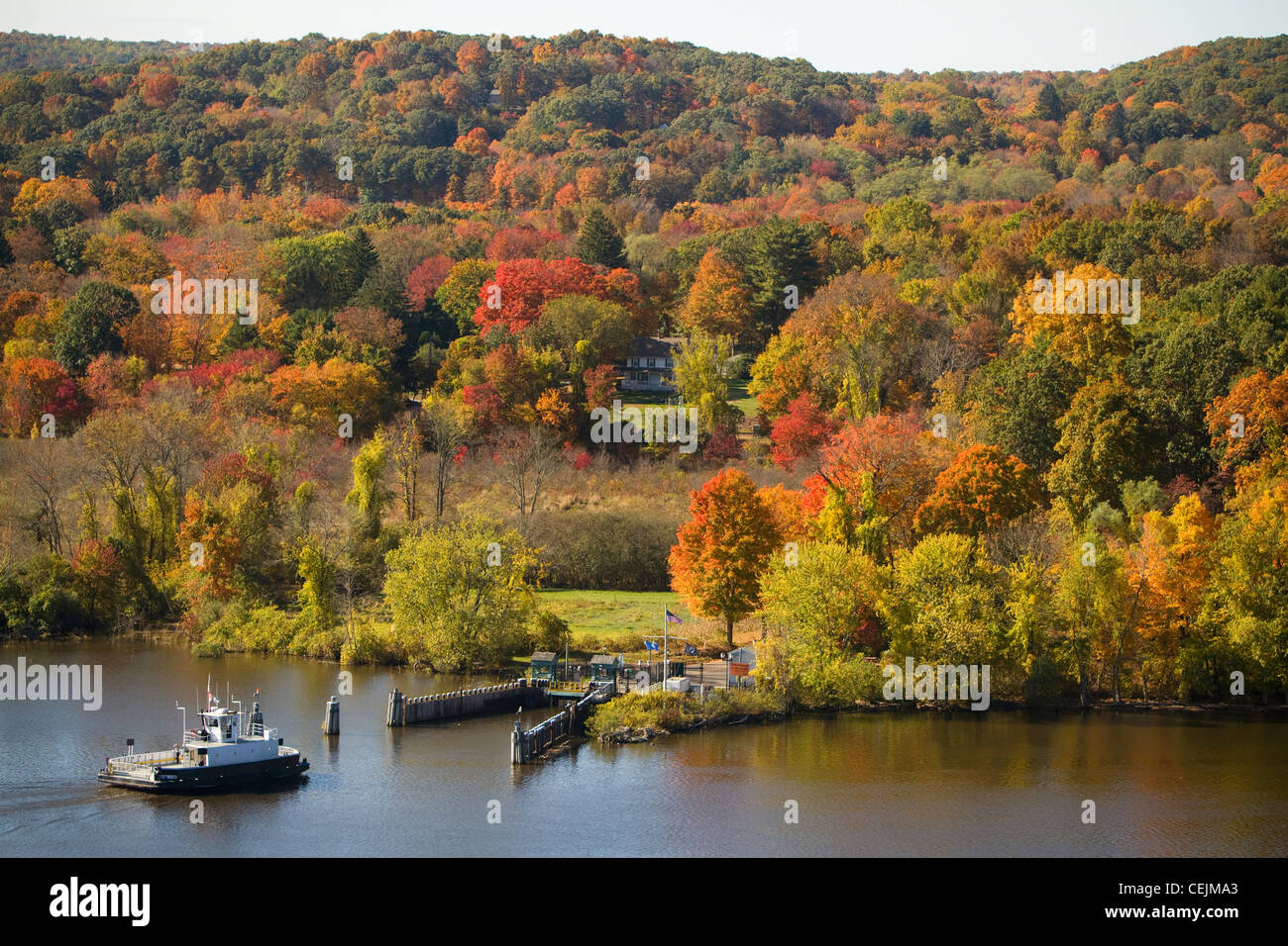 Eine Fähre im Herbst in New England. Stockfoto