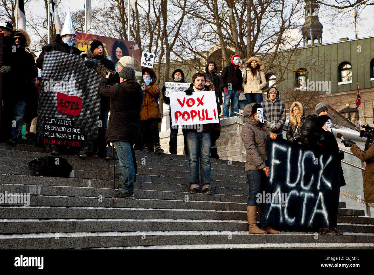 Demonstranten werden von der Presse interviewt, als gegen das Anti-Counterfeiting Trade Agreement in Tallinn, Estland Stockfoto