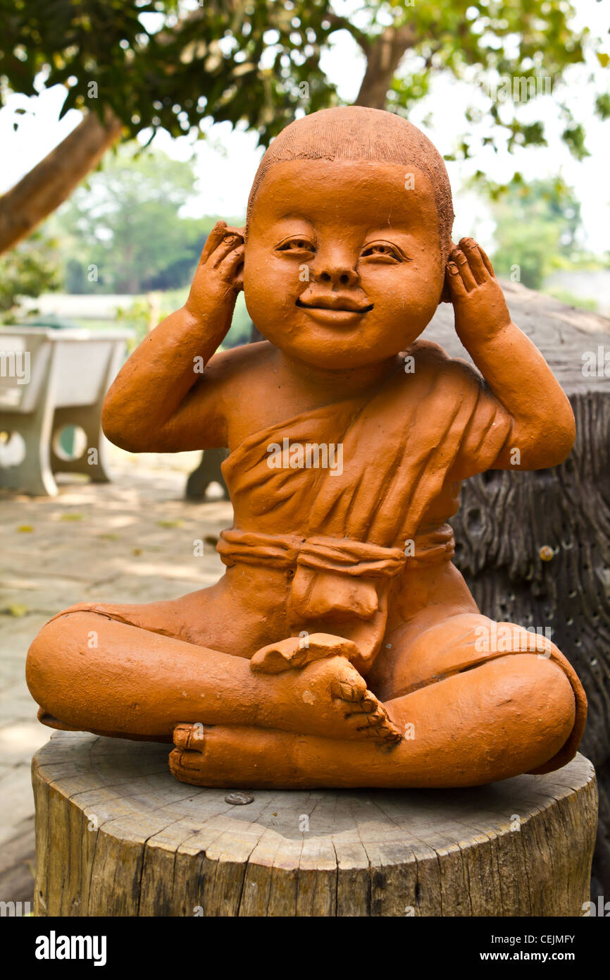 Statue eines niedlichen kleinen Mönch im Tempel Thailand Stockfoto