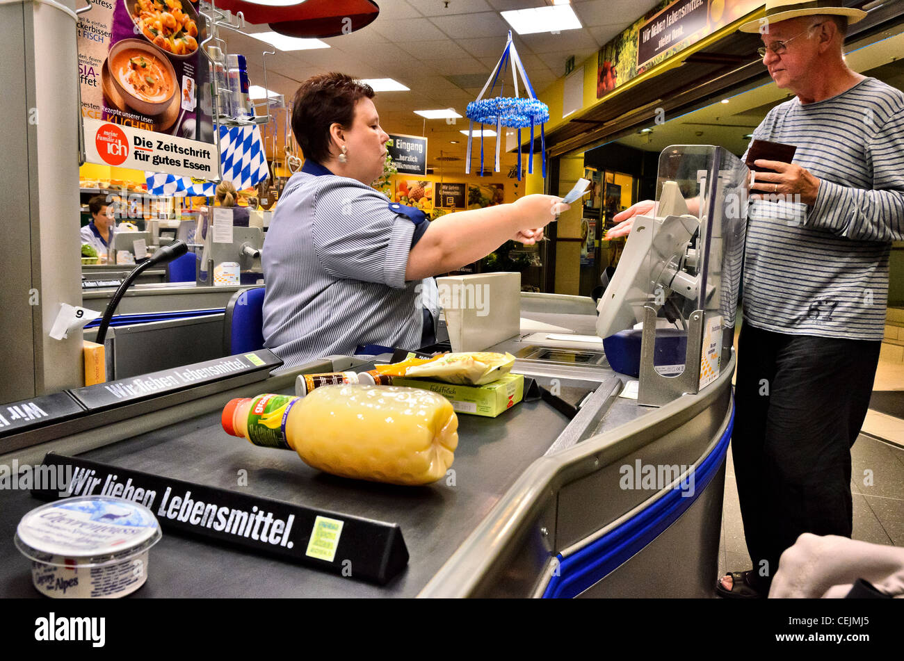 Älterer Mann zahlt Kasse im Supermarkt Kasse Stockfoto