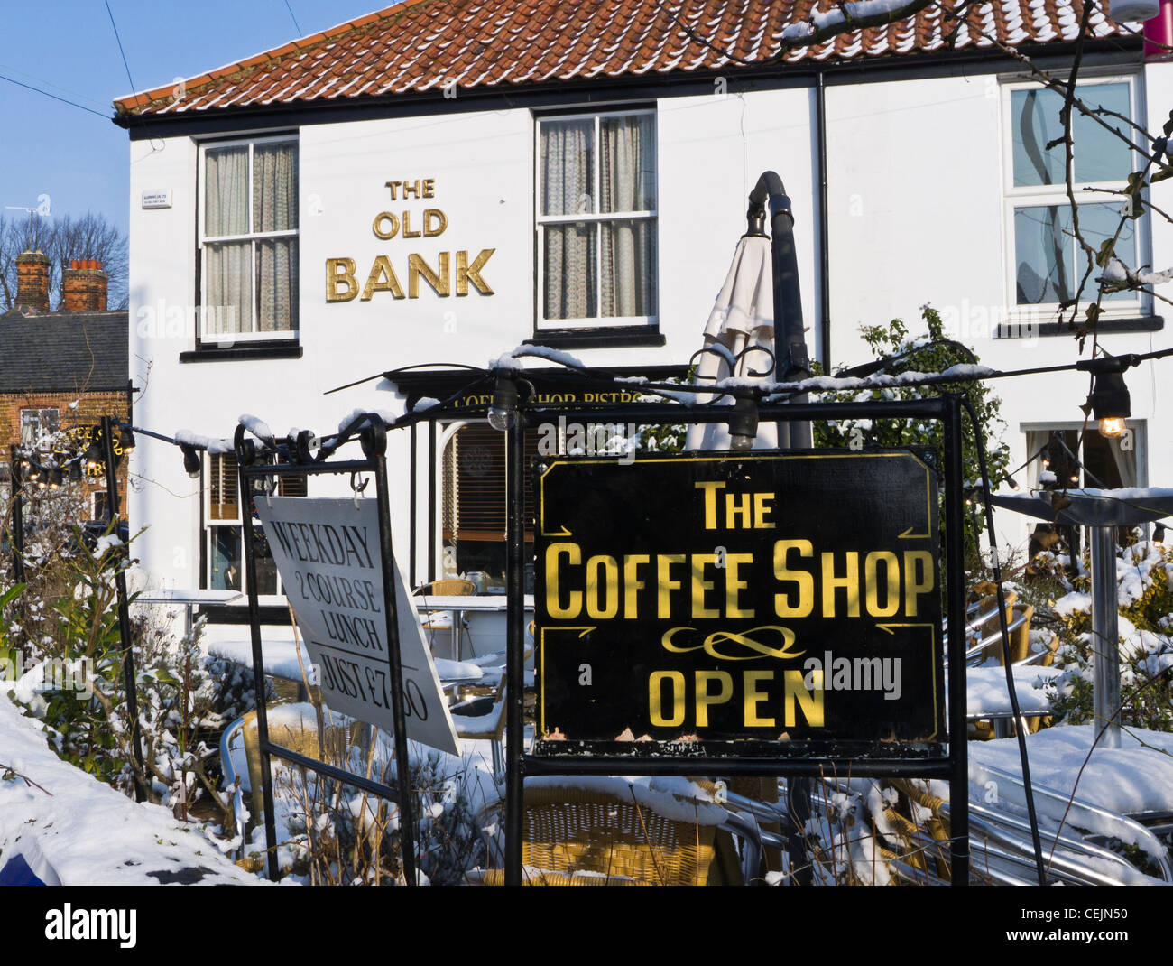 Die alte Bank Coffeeshop und Bistro in Snettisham, Norfolk, England im Winter. Stockfoto