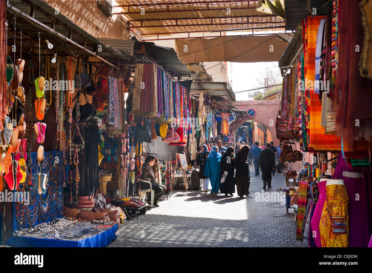 Geschäfte auf der Rue Riad Zitoun el Kedim aus Djema El Fna, Medina, Marrakesch, Marokko, Nordafrika Stockfoto