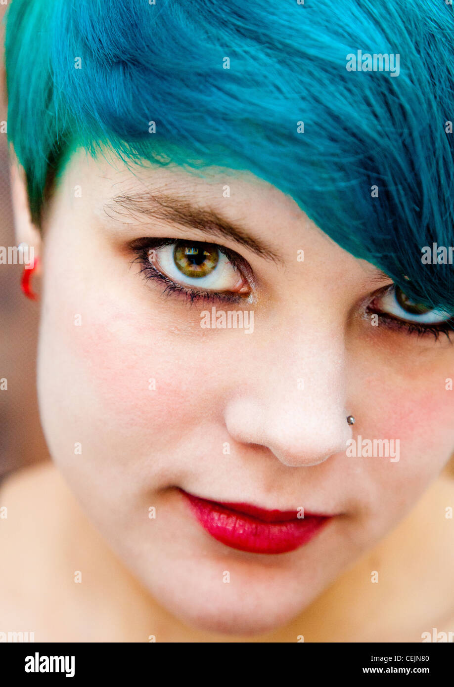Intensives Porträt einer jungen alternative Frau mit türkisfarbenen Haaren Stockfoto