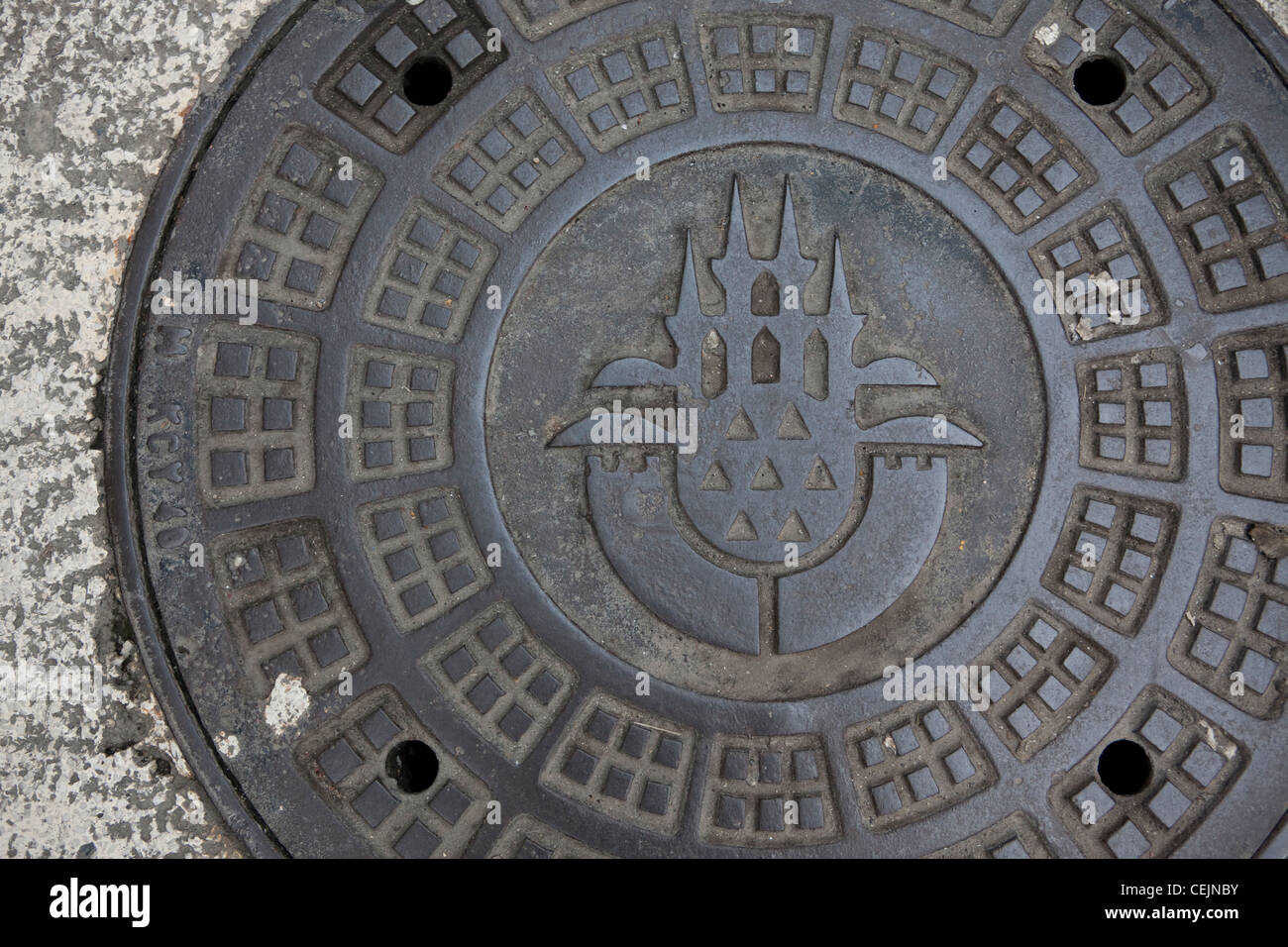 Kanaldeckel mit Stadtwappen, Istanbul. Stockfoto