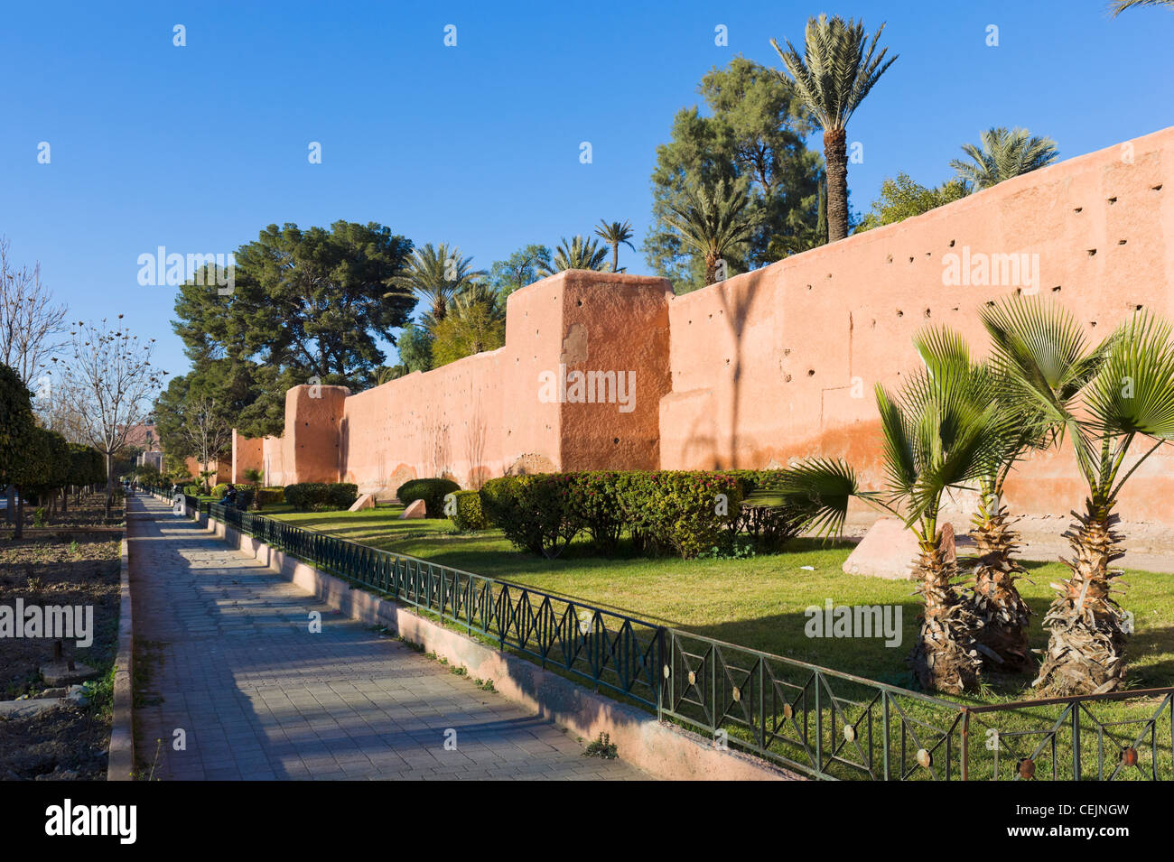 Alte Stadtmauer rund um die Medina Bezirk, Marrakesch, Marokko, Nordafrika Stockfoto