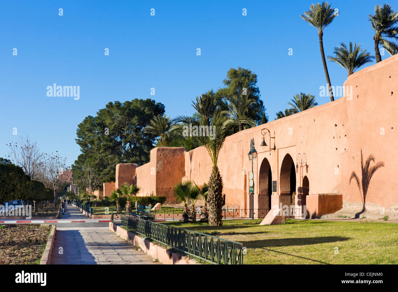 Alte Stadtmauer rund um die Medina Bezirk, Marrakesch, Marokko, Nordafrika Stockfoto