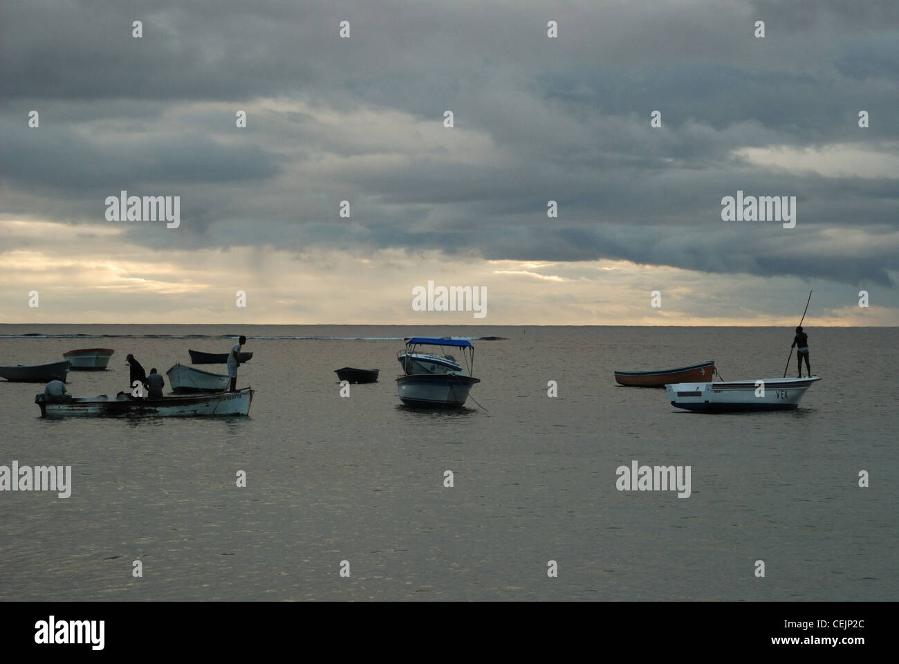 Boote unter ein stimmungsvoller Himmel von Tamarin Strand gesehen. Mauritius. Stockfoto