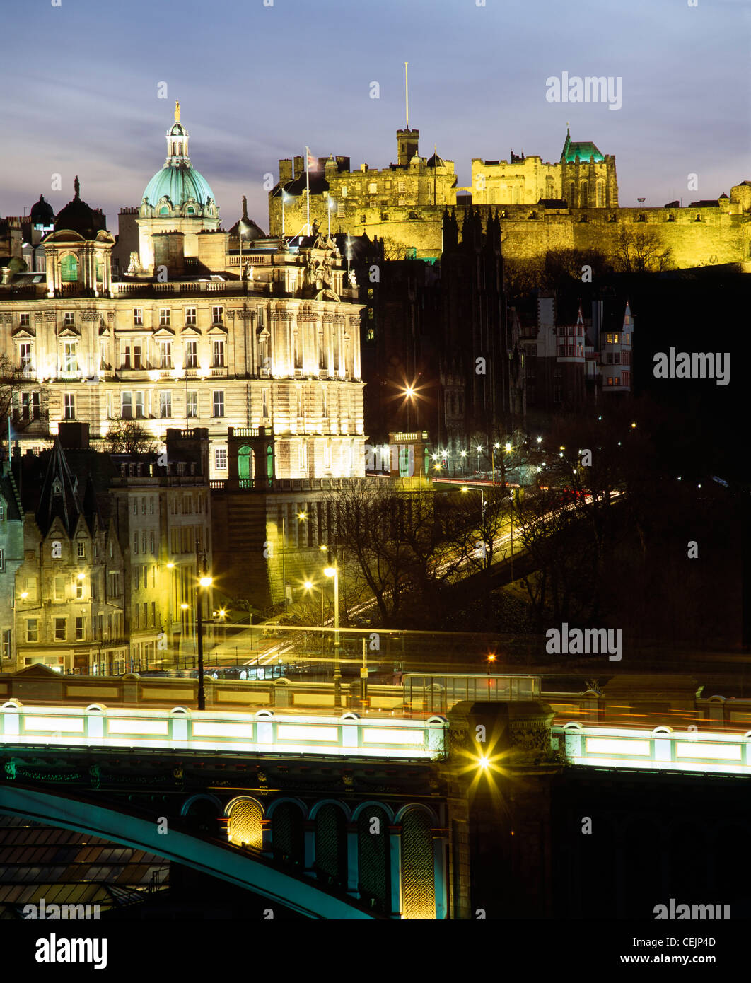 Edinburgh Castle und der Bank of Scotland HQ, Edinburgh, Schottland, UK. Über die North Bridge angesehen. Stockfoto