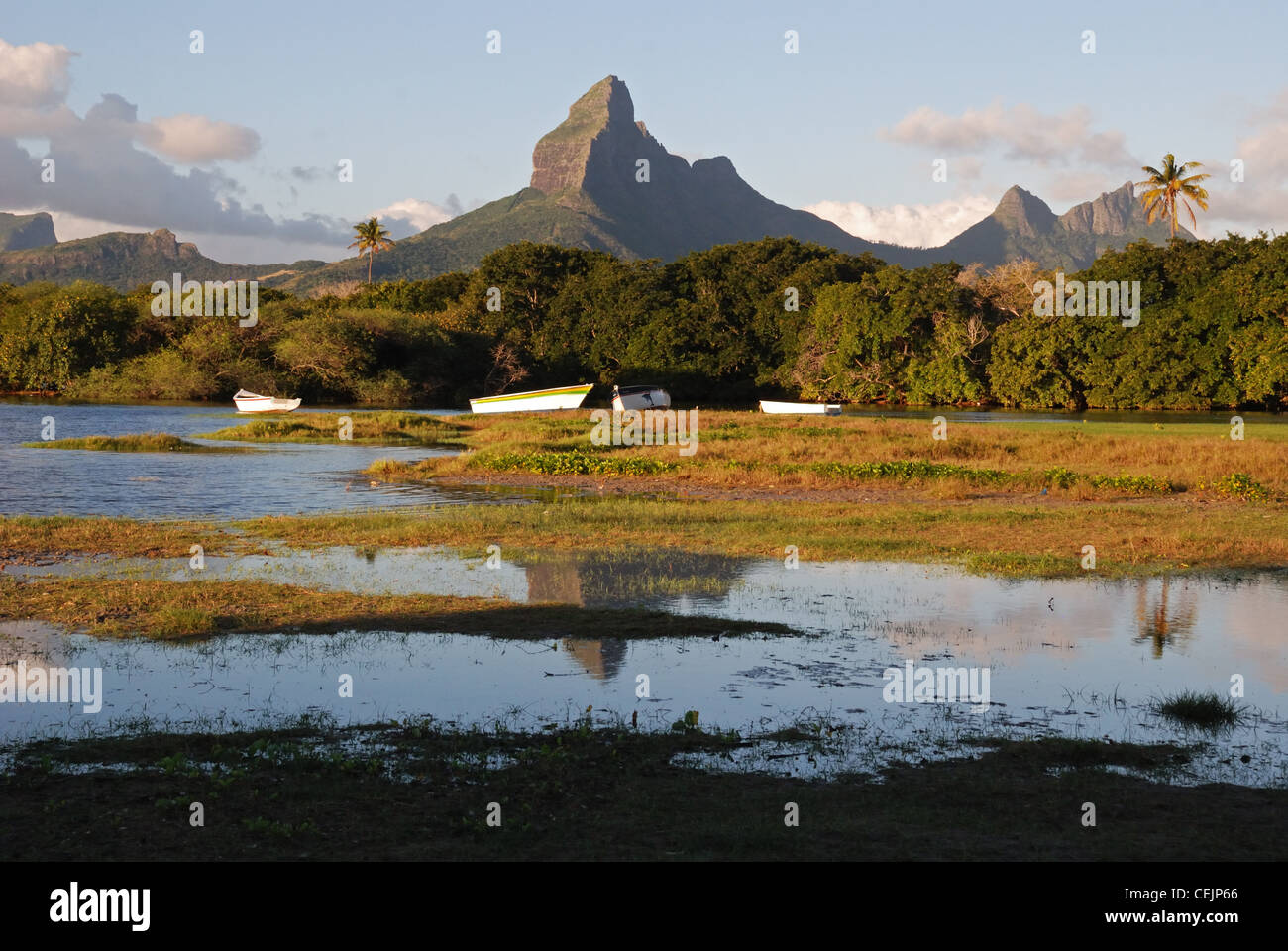 Le Rempart Berg, von Tamarin Strand gesehen. Mauritius. Stockfoto