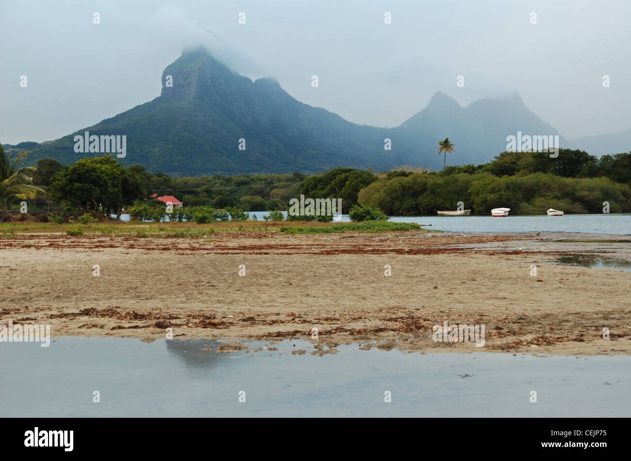 Le Rempart Berg mit Nebel, von Tamarin Strand gesehen. Mauritius. Stockfoto