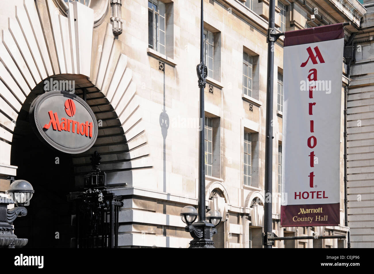 Close up Marriott Hotel sign & Banner über dem Eingang von Teil des alten LCC & GLC Bürogebäude an der County Hall Lambeth London England UK umgewandelt Stockfoto