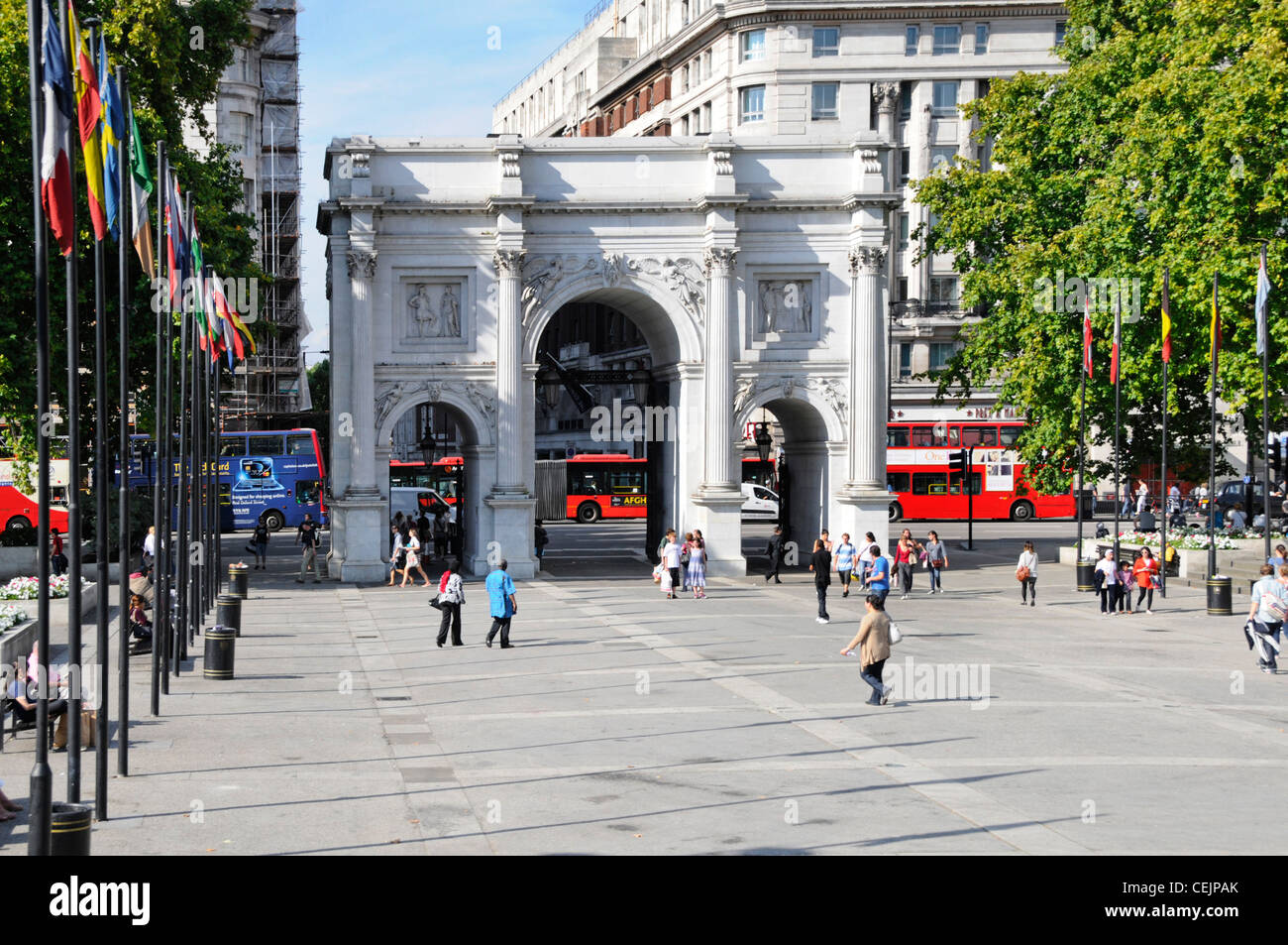 Touristen am Marble Arch 19. Jahrhundert weißer Marmor konfrontiert Triumphbogen in der Mitte der Großen Straße Kreisverkehr Ausfahrt West End London England Großbritannien Stockfoto