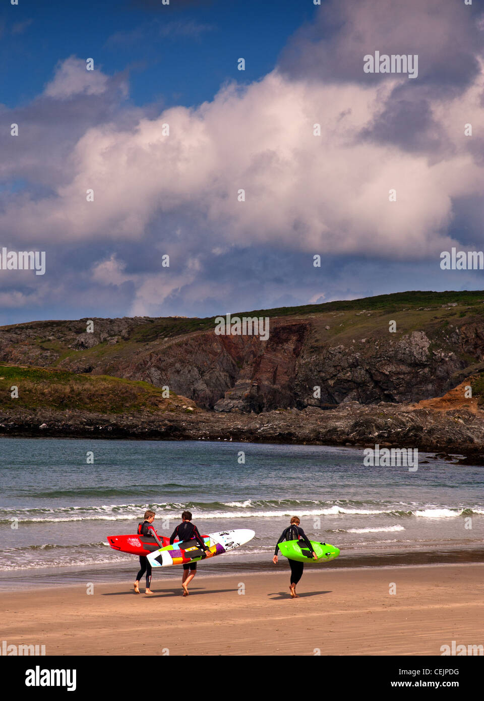 Surfer im Whitesands Bay, Pembrokeshire Stockfoto