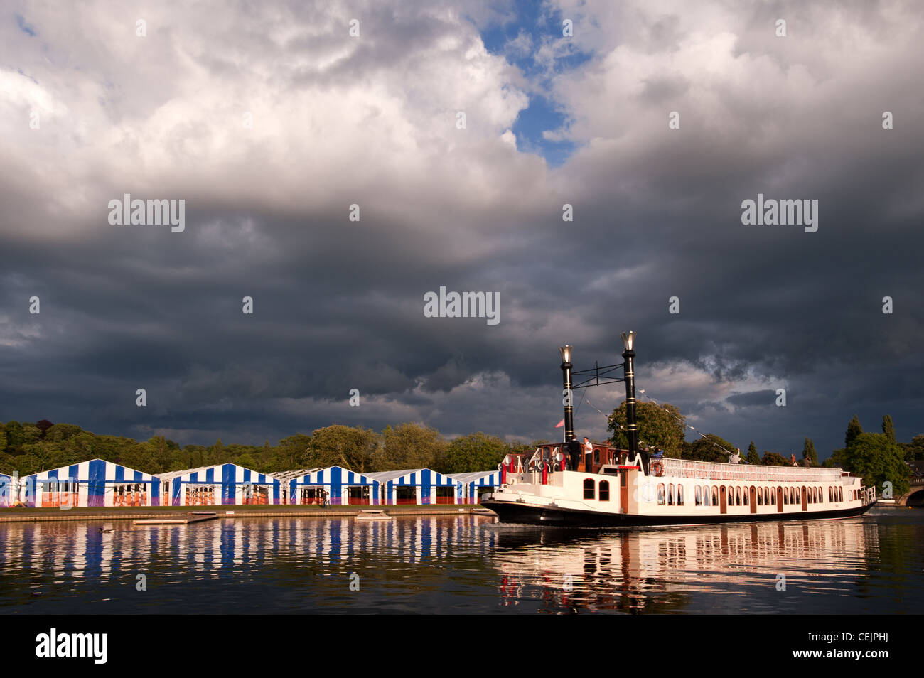 Party Boot auf der Themse bei Henley-on-Thames Zeitpunkt regatta Stockfoto