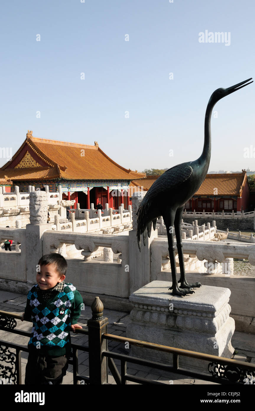 Bronze-Statue Lange necked Crane Hall der obersten Harmonie verbotene Stadt kaiserlichen Sommerpalast Peking China chinesische junge posieren posiert Stockfoto