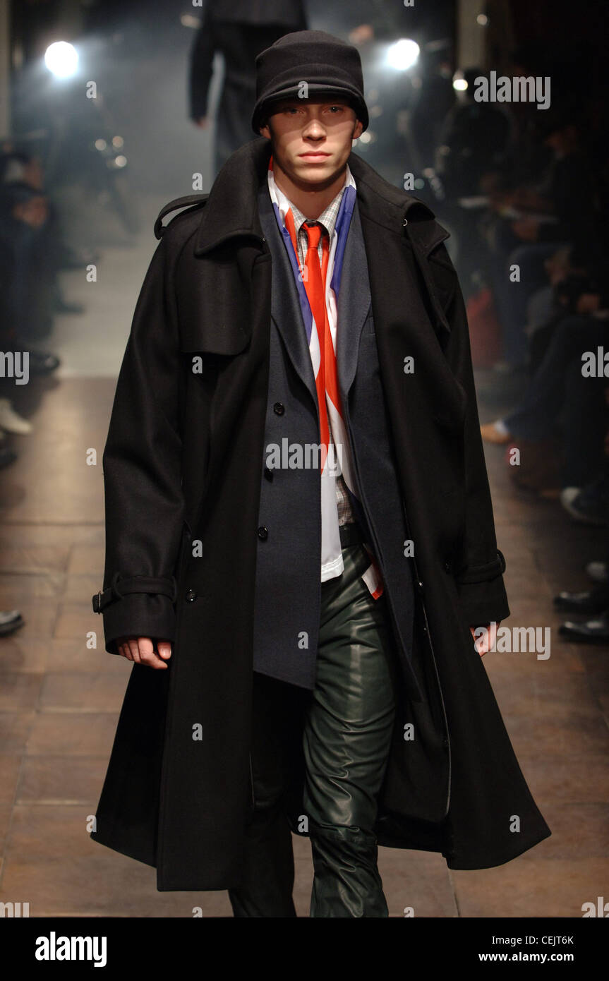 Männliches Model trägt einen schwarzen Mantel Dreiviertel Länge, double  breasted schwarz Anzug Jacke, rot weiß-blauen Schal, rot Stockfotografie -  Alamy