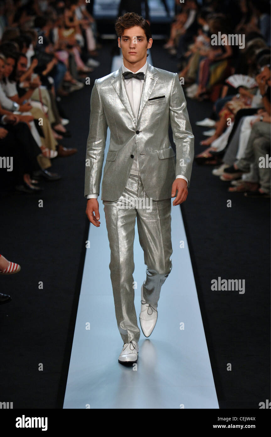 Givenchy Paris bereit, tragen Menswear Frühjahr Sommer Brünette Männermodel  tragen eine silberne ausgestattet Anzug weiße Schuhe, weißes Hemd  Stockfotografie - Alamy