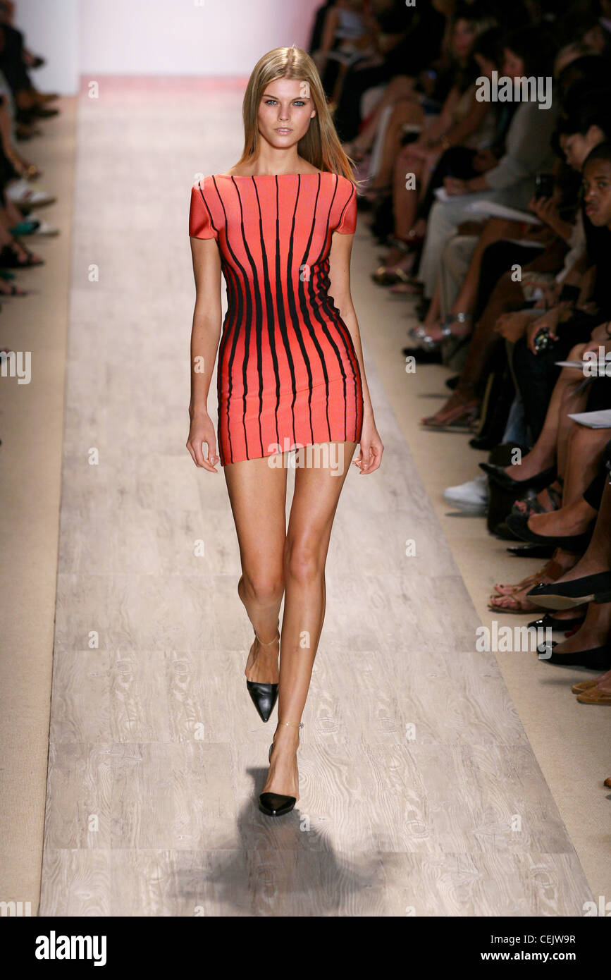 Herve Leger New York bereit zu tragen Frühling Sommer Modell tragen ein Lachs rosa und schwarz gestreiftes Minikleid und schwarzen Spitze Schuhe Stockfoto