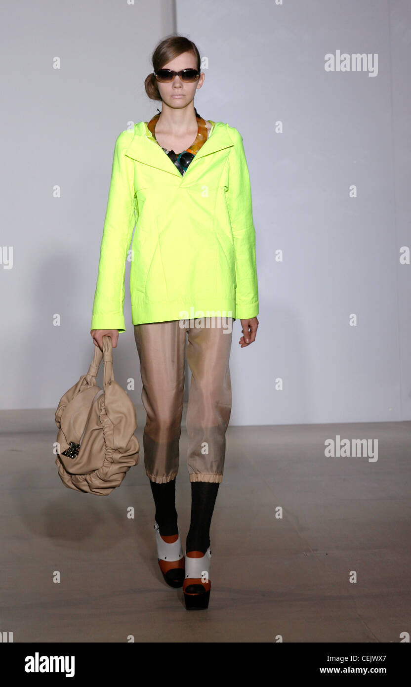Marni Mailand bereit zu tragen Frühling Sommer grün Leuchtweste, beschnitten enthüllt schier Hosen, Kniestrümpfen und Plattform Stockfoto