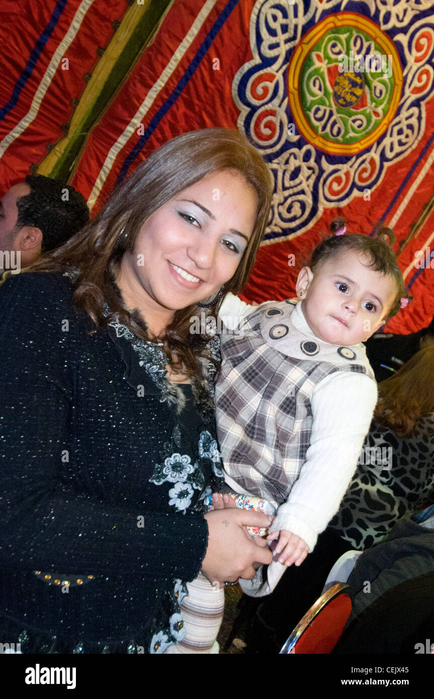 Ägyptische Frau und ihre Tochter bei einer Feier in Kairo Ägypten Stockfoto