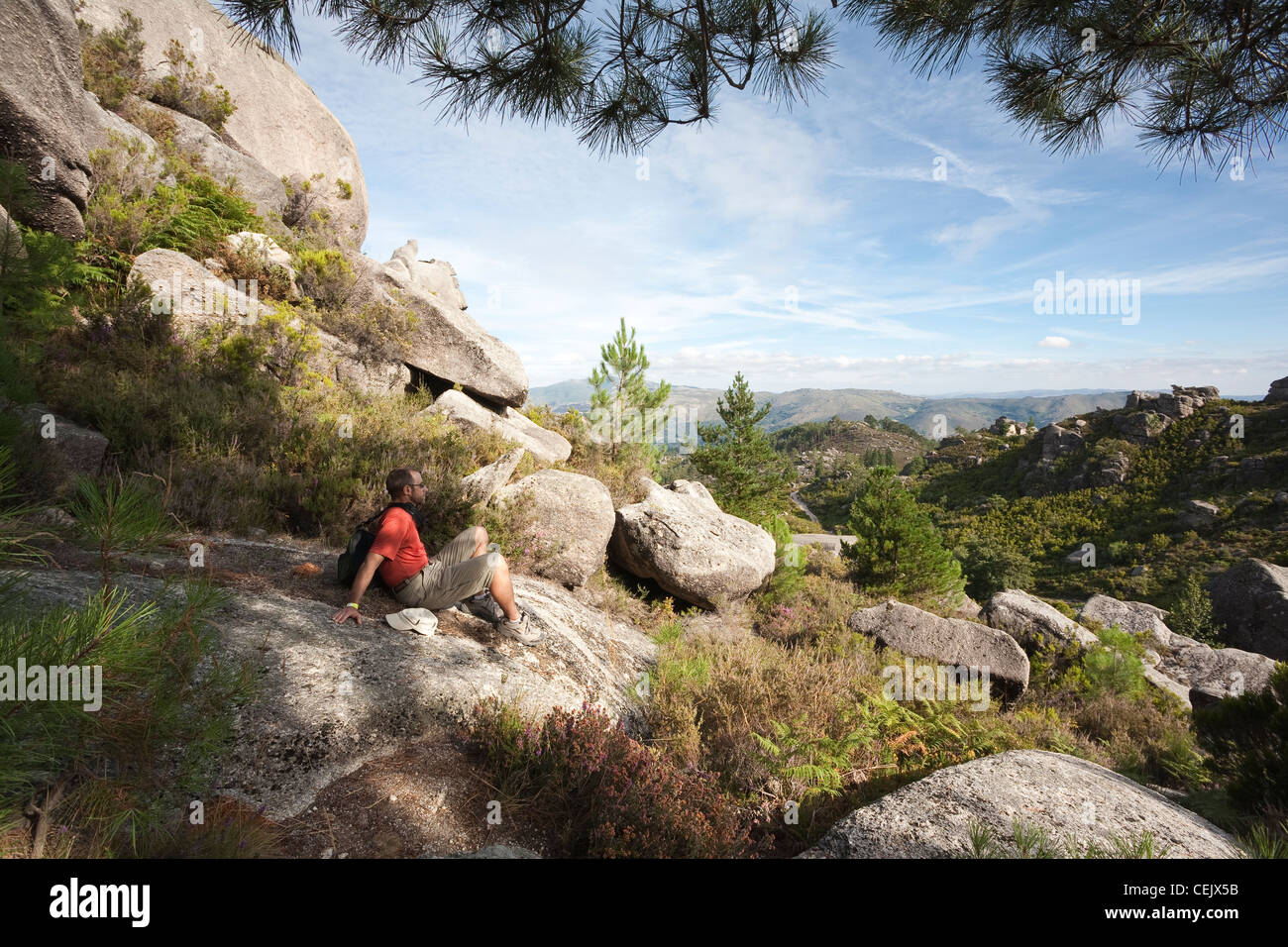 Menschen, die Ruhe entlang der Pedra Bela Trail - Gerês Nationalpark Peneda-Gerês, Braga District, Norte Region, Portugal Stockfoto