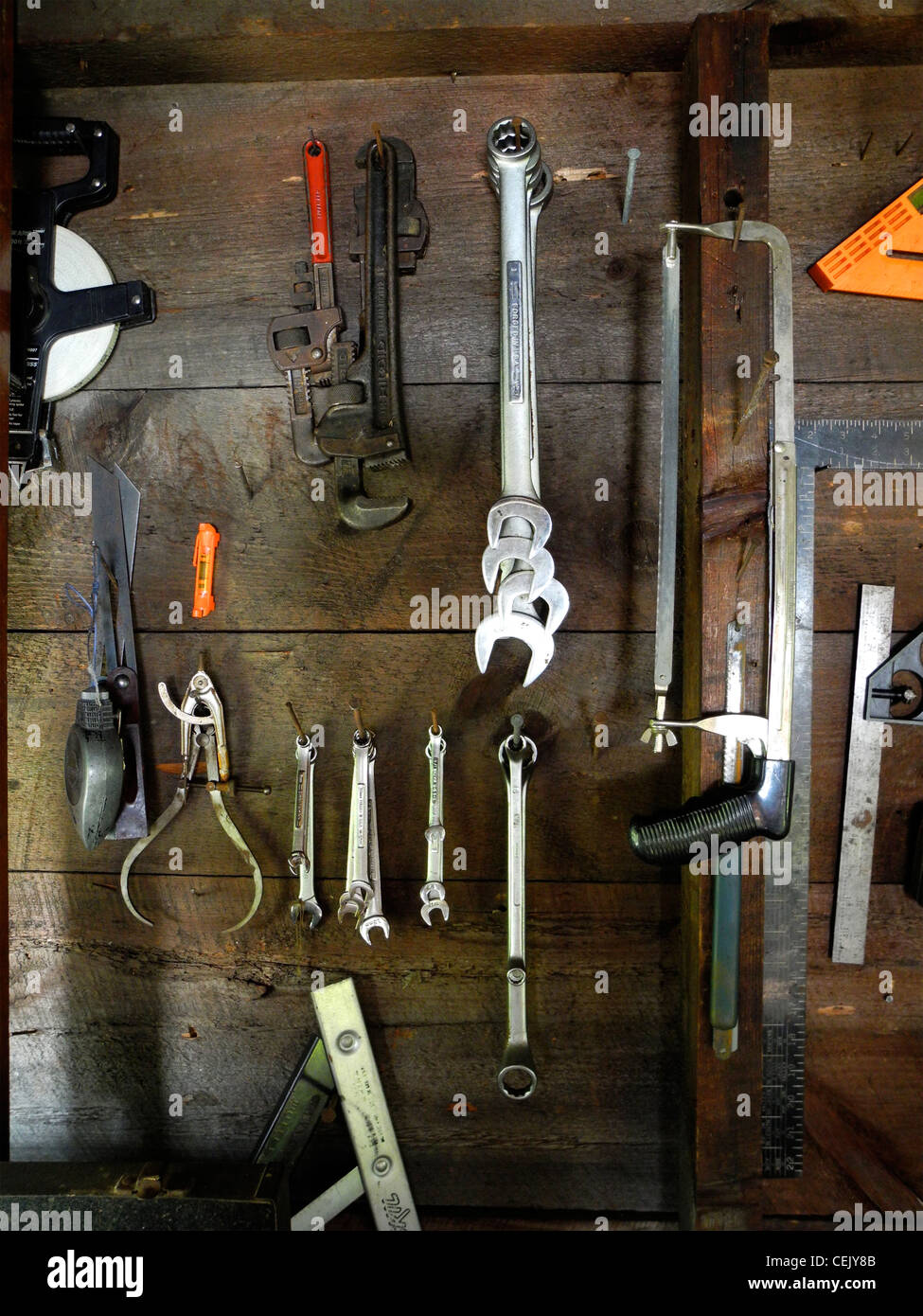 Werkzeuge hängen in der Bootshaus-Werkstatt von Quintessenz Jagd- und Fischerei-Camp befindet sich auf der Narrows am Richardson-See, Mai Stockfoto