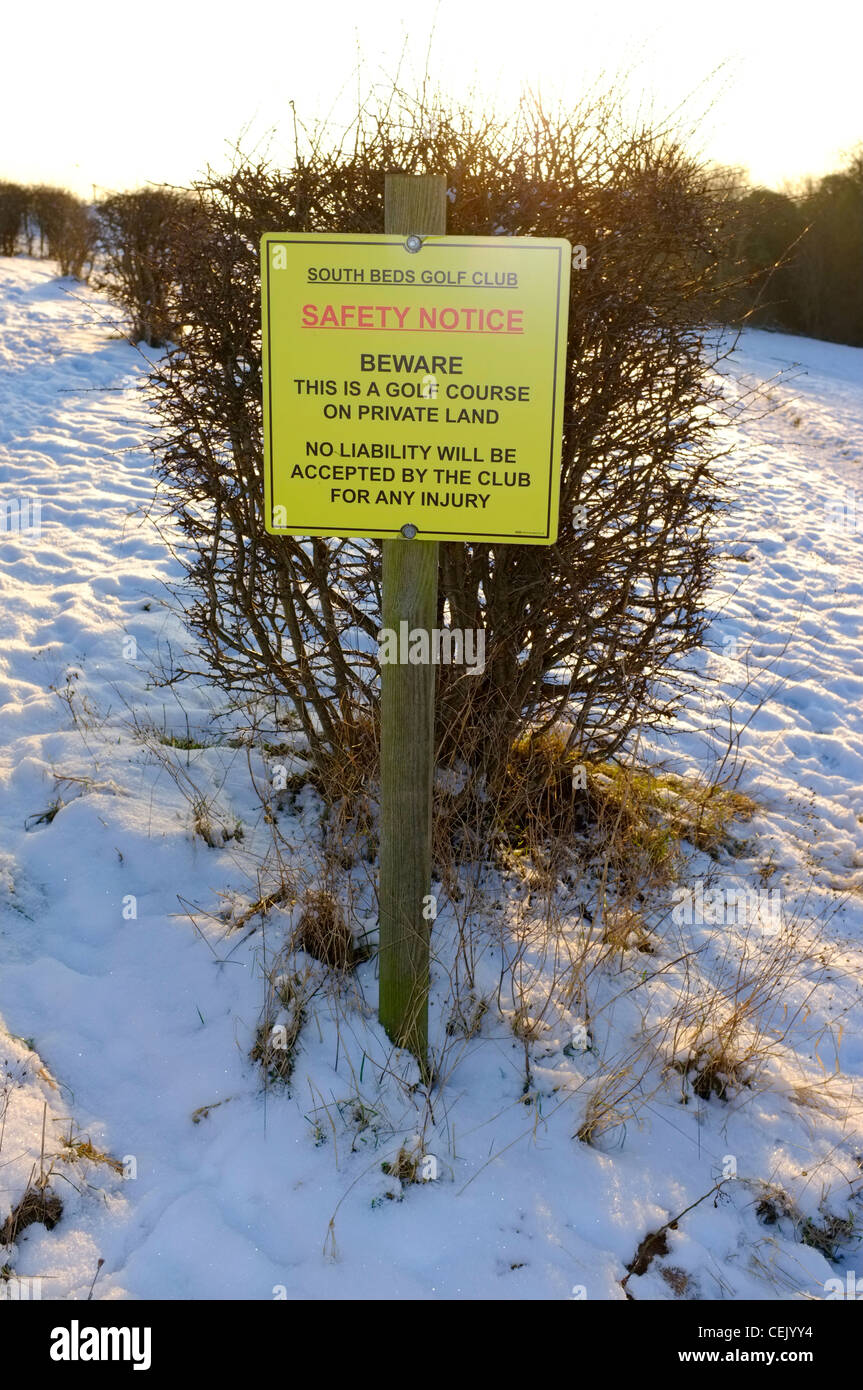 Sicherheitshinweis an einem Golfplatz im winter Stockfoto