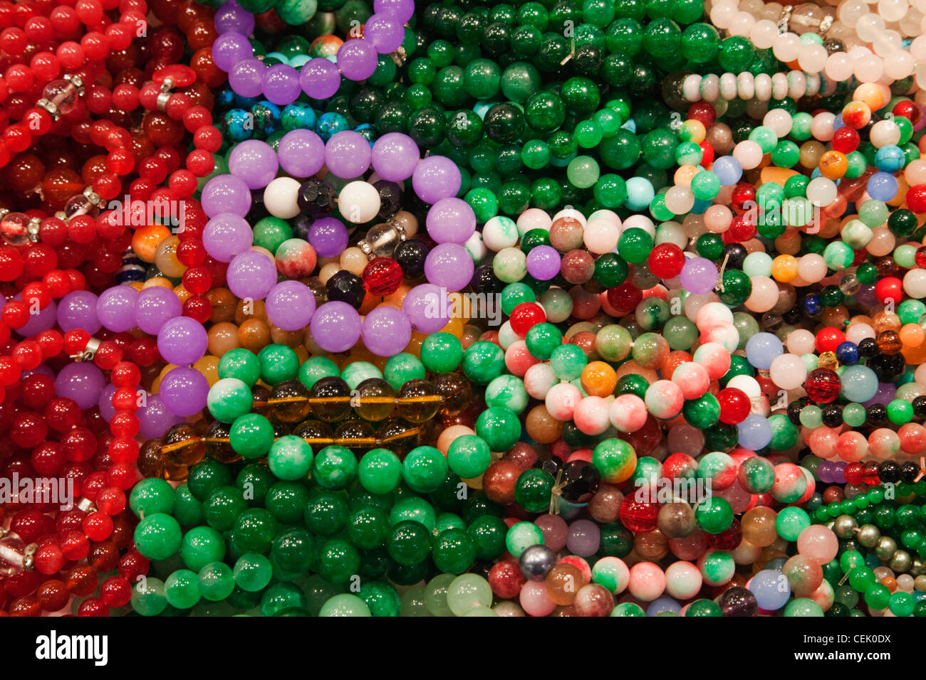 Jade-Armbänder auf dem Jademarkt.  Hongkong, China Stockfoto