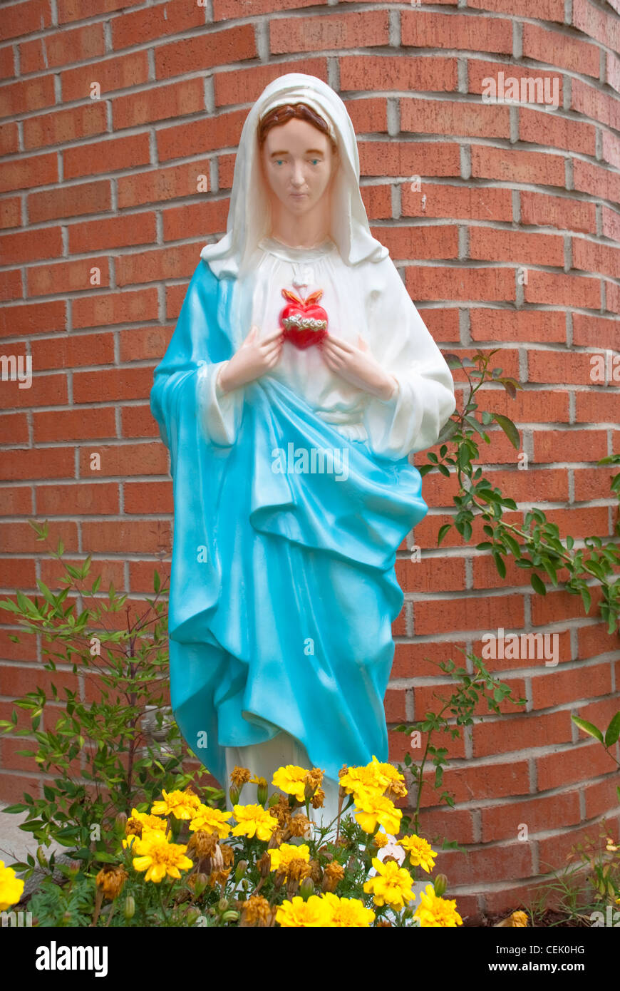 Eine Statue der Jungfrau Maria mit Heiligen Herzen steht vor Saint Anthony katholische Kirche in Fort Sumner, New Mexico. Stockfoto