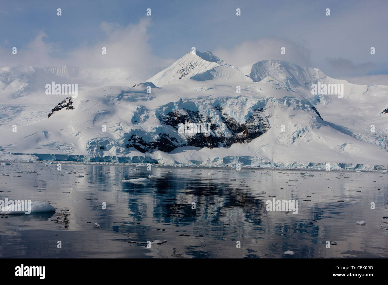 Berg und Reflexion im südlichen Ozean Antarktis Stockfoto