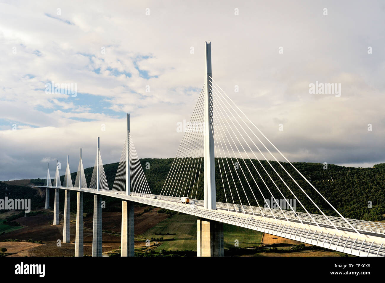 Das Millau Viaduct, Languedoc, Frankreich. Kabel-gebliebene Brücke führt über das Tal des Flusses Tarn A75 autoroute Stockfoto