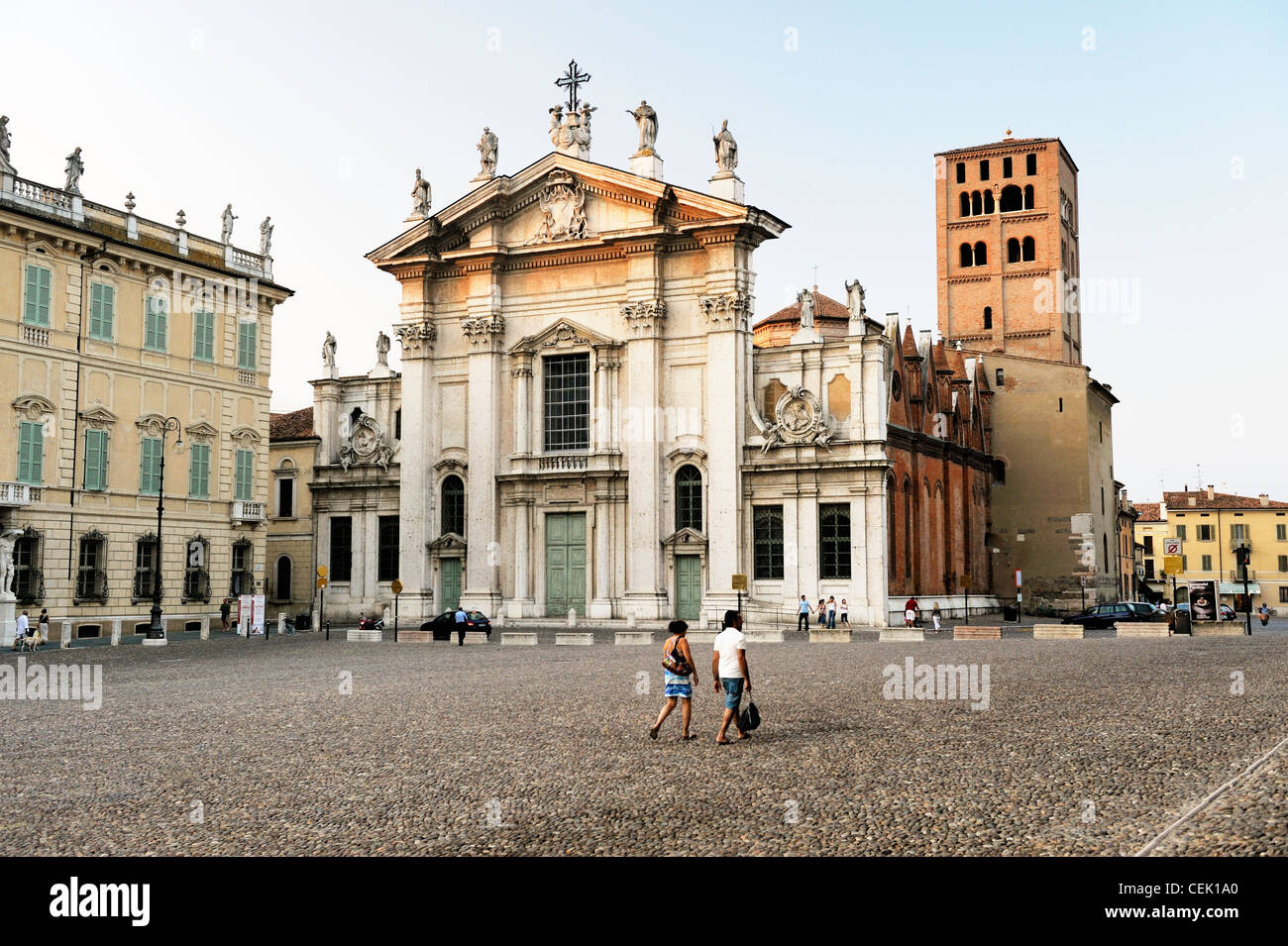 Barock-Carrara-Marmor-Fassade und gotischen Glockenturm. Kathedrale von Saint Peter der Apostel. Piazza Sordello, Mantua, Italien Stockfoto