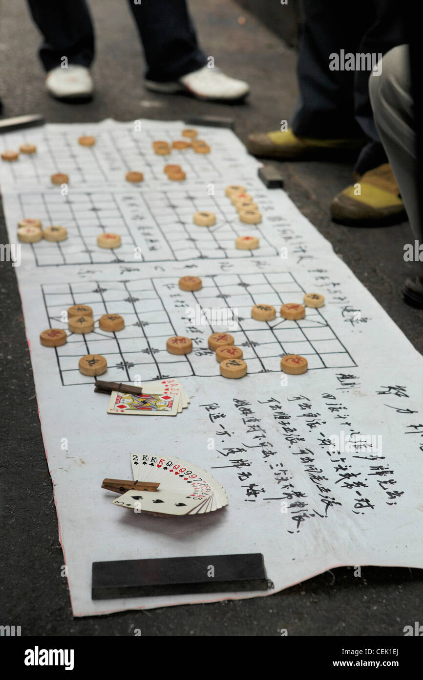 Chinese Checkers Spiel gespielt wird, auf der Straße in China Stockfoto