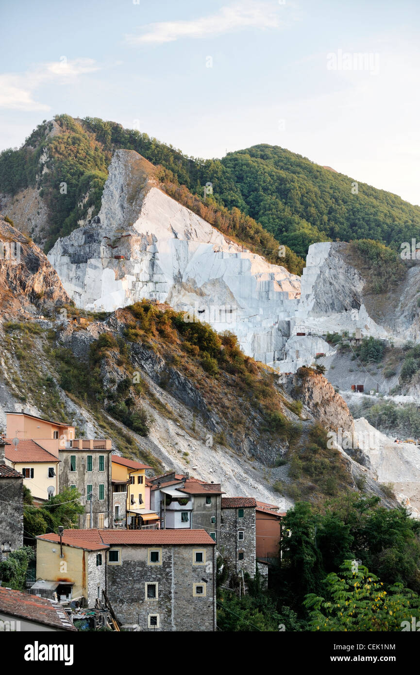 Steinbruch Dorf von Colonnata in der berühmten Carrara-Marmor-Region der Apuanischen Alpen Kalksteinberge der Toskana, Italien Stockfoto