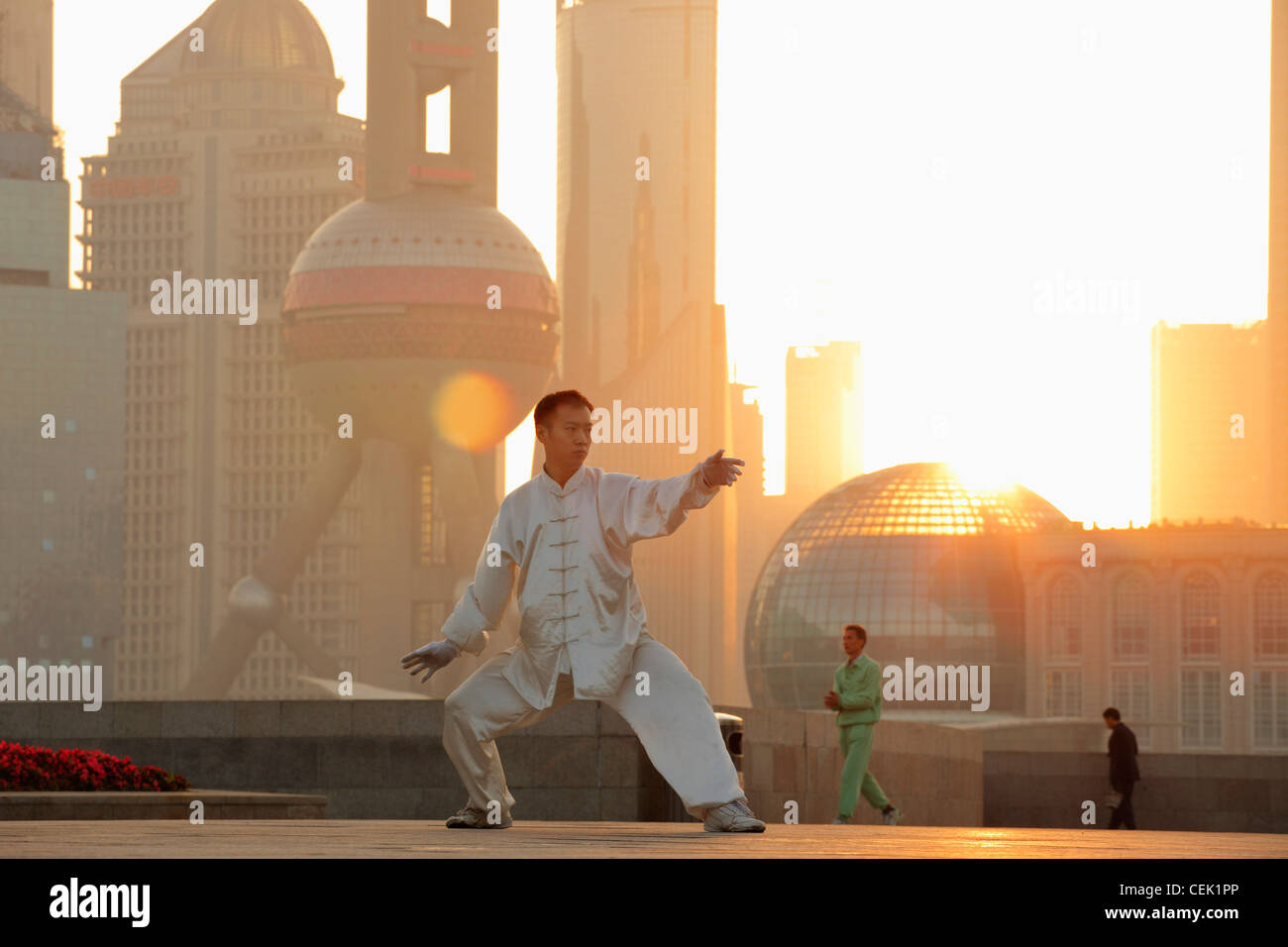 Chinesischer Mann tun Martial Arts am Morgen auf den Bund, Shanghai, China Stockfoto